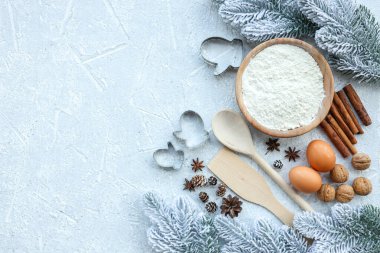 Noel pişirme yemek pişirmek için malzemeler. Un, yumurta, kahverengi şeker ve baharat. Kopya alanı ile Üstten Görünüm.