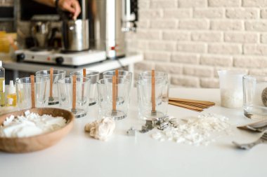 Bir atölyede mum yapmak için araçlar.