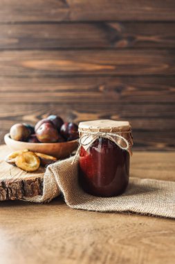 Süslü erik reçeli kavanozu