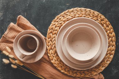 Renkli bej sofra takımı seti siyah arkaplan üzerinde düz görünüm yatıyordu.