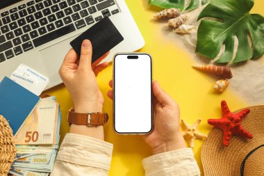 Yaz arkaplanında izole ekran ve kredi kartı olan telefon, seyahat kavramı.