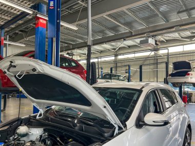 Benzin istasyonunda asansördeki beyaz araba..