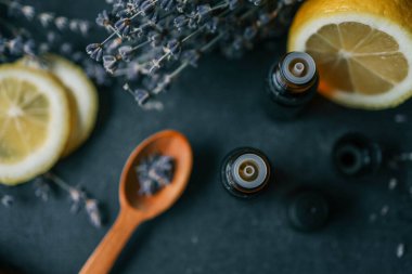 Lavanta ve limonlu gerekli yağlar..