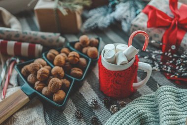 Noel atmosferinde marşmelovlu bir fincan kakao..