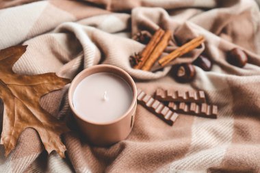 Tarçın ve çikolata kokulu mum, sıcacık sonbahar.