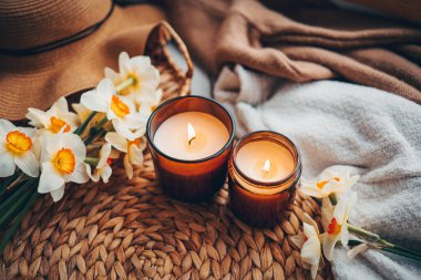 Sıcak bir evde yanan iki mum..