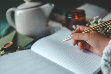 Kız bir deftere yazıyor, estetik..