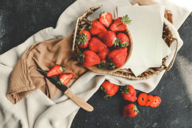 Tahta kasede çilek. Tahta masada taze çilekler var. Günaydın ve kahvaltı konsepti.