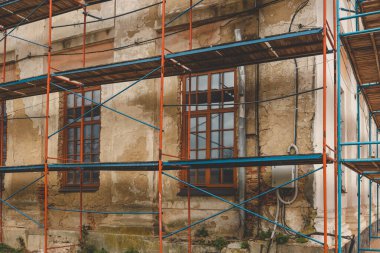 Geniş bir eski apartman iskelesi, yenilenmiş tarihi bina cephesi, yakın plan, kimse yok. Restorasyon endüstrisi, eski mimari, gayrimenkul yenileme basit konsept.