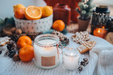Yeni yıl dekorunda, atmosferde, estetik fotoğrafçılıkta pencere eşiğinde mum yakmak..