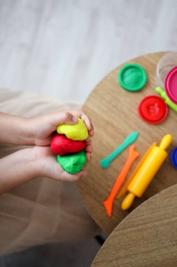 Çocuk elinde plasticine tutuyor. Mankenlik atölyesi konsepti.