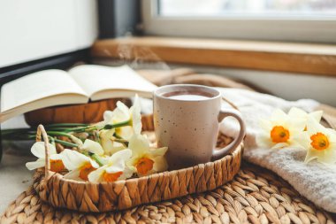 Bir fincan sıcak çay ve bahar içeceği. Günaydın konsept.
