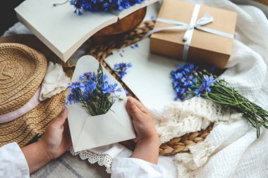 Çiçekli zarf ve estetik dekor, tatil konsepti.