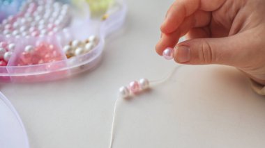 Çocuk boncuklardan dekorasyon yapıyor, yaratıcı konsept..