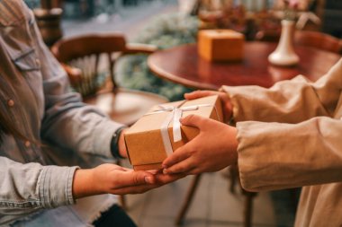 Elinde yay olan hediye kutusu..