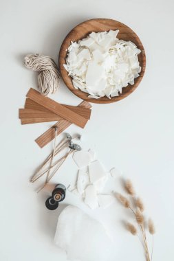 Beyaz arkaplanda mum üretmek için ayarlandı. Eko soya cilası ve mum, aletleri üst görünüm, düz döşeme. Kandil mumları. Hobi konsepti.