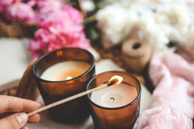 Eldeki kibrit bir mum, atmosferik fotoğraf.