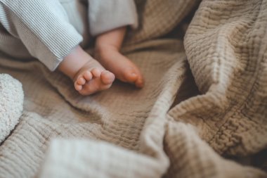 Beşikteki yeni doğmuş bir bebeğin ayakları..