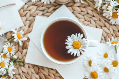 Papatya çayı ve yaz kompozisyonu..