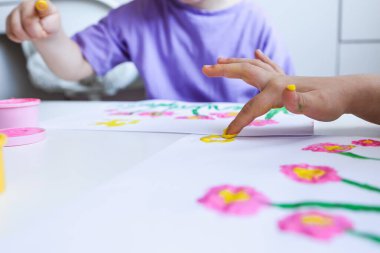 Parmak boyama. Yakın plan. Parlak boyalı çocuk elleri. Erken gelişim. Hobi.