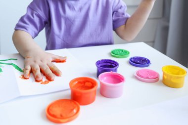 Çocuk resim atölyesi, çocuk resimlerle el izi yapıyor..