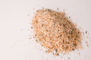 Beyaz arka planda baharatlı İtalyan tuzu.