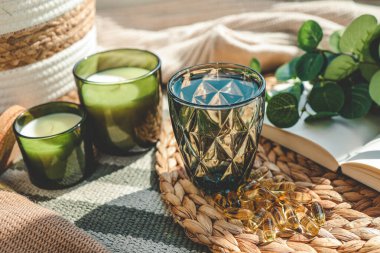 Bir bardak su ve okaliptüs dalı, günaydın konsepti..