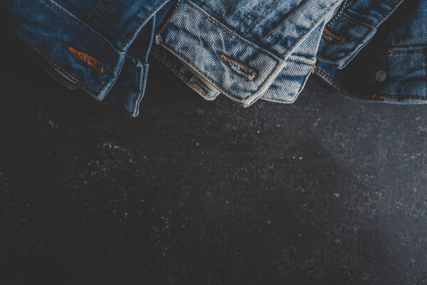 Стек различных оттенков синих джинсов на белом фоне Джинсы текстуры.