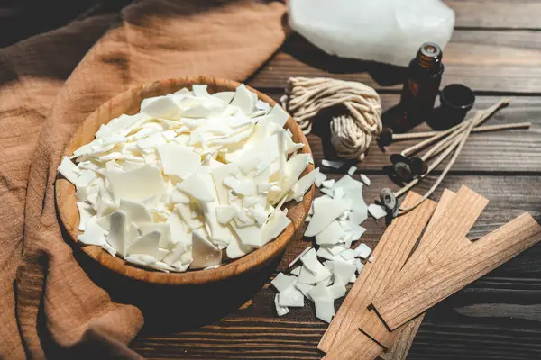 Mum yapma seti, soya mumu, fitil ve yağ dolu ahşap kase..