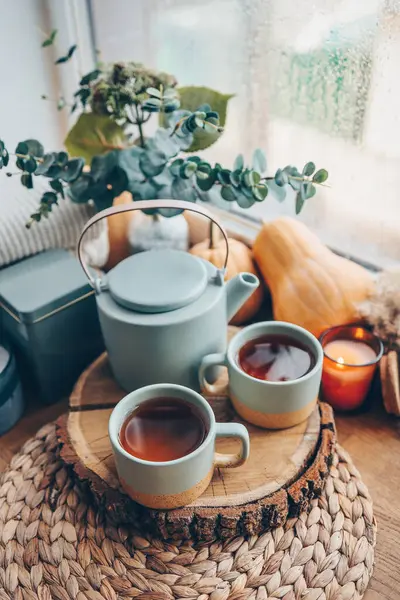 Pencere pervazına üzerinde yanan mumlar ve çay ile güzel sonbahar kompozisyon.