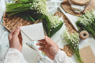 Zarfta kızın elinde bir mektup var. Tatil kavramı..