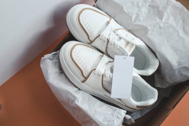 Bir çift kadın ayakkabısı ve bir etiket, logonuz için bir yer..