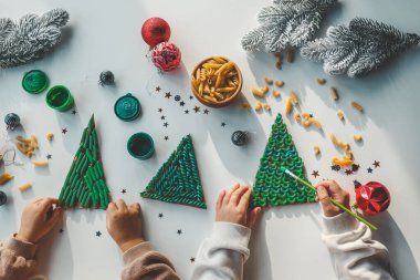 Çocuk boyama makarnası yaratıcılığı, Noel etkinliği fikri.