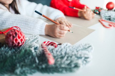 Çocuklar Noel Baba 'ya bir mektup yazıyorlar, neşeli atmosferik fotoğraf..