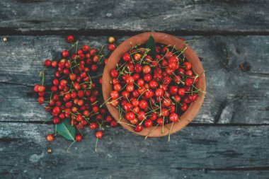 Ahşap arka planda olgun kirazlar, üst manzara..