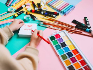 Çocuklar anneler günü için annelerine notlar yazar..