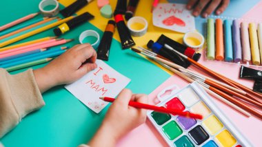 Çocuklar anneler günü için annelerine notlar yazar..