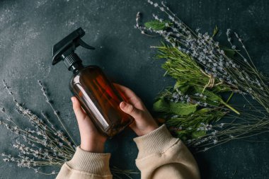 Ellerinde otlarla saç büyütmek için doğal sprey..