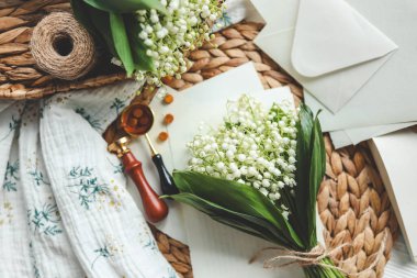 Vadideki zambak buketi yakın plan ve tebrik kartı..