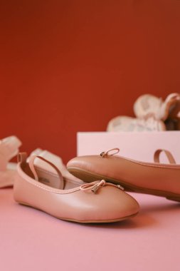 Pembe arka planda kadın sandaletleri..