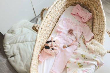 Çocuk odasında el yapımı bebek beşiği, bebek bekleme konsepti..