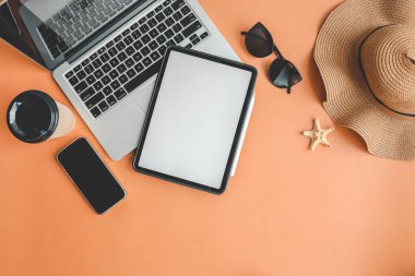 İzole ekran, yaz arkaplanı, tatil ve seyahat kavramına sahip tablet.