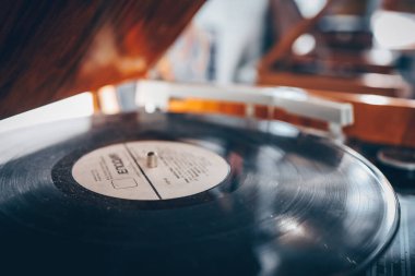 Siyah plak kaydı. Vinil plak çalar. Vinil plağa iğne.