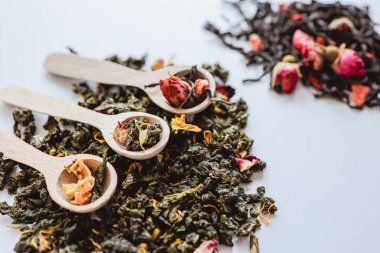 Tahta kaşıklarda bitki çayı..