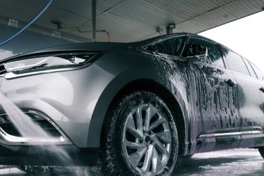 Araba yıkama. Yüksek basınçlı su kullanarak araba temizleme.