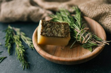 Koyu bir arka planda, ahşap bir tabakta biberiyeli som şampuan..