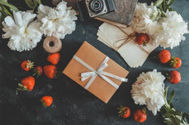 Yaz kompozisyonu üst görünümünde bir hediye kutusu.