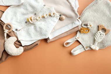 Yeni doğanlar için bir dizi şık şey üst görünüm, düz yatış.