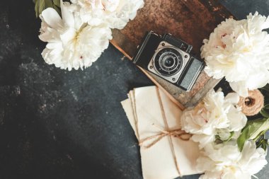 Yaz arkaplanı, düz konum düzeni, şakayıklar ve retro kamera.