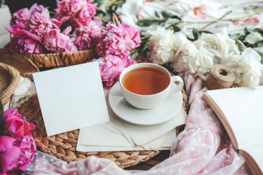 Mesajınız için bir fincan çay ve kartpostal, günaydın konsepti.